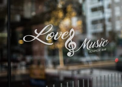 Love&Music Lounge Bar: creación de identidad y diseño de elementos gráficos